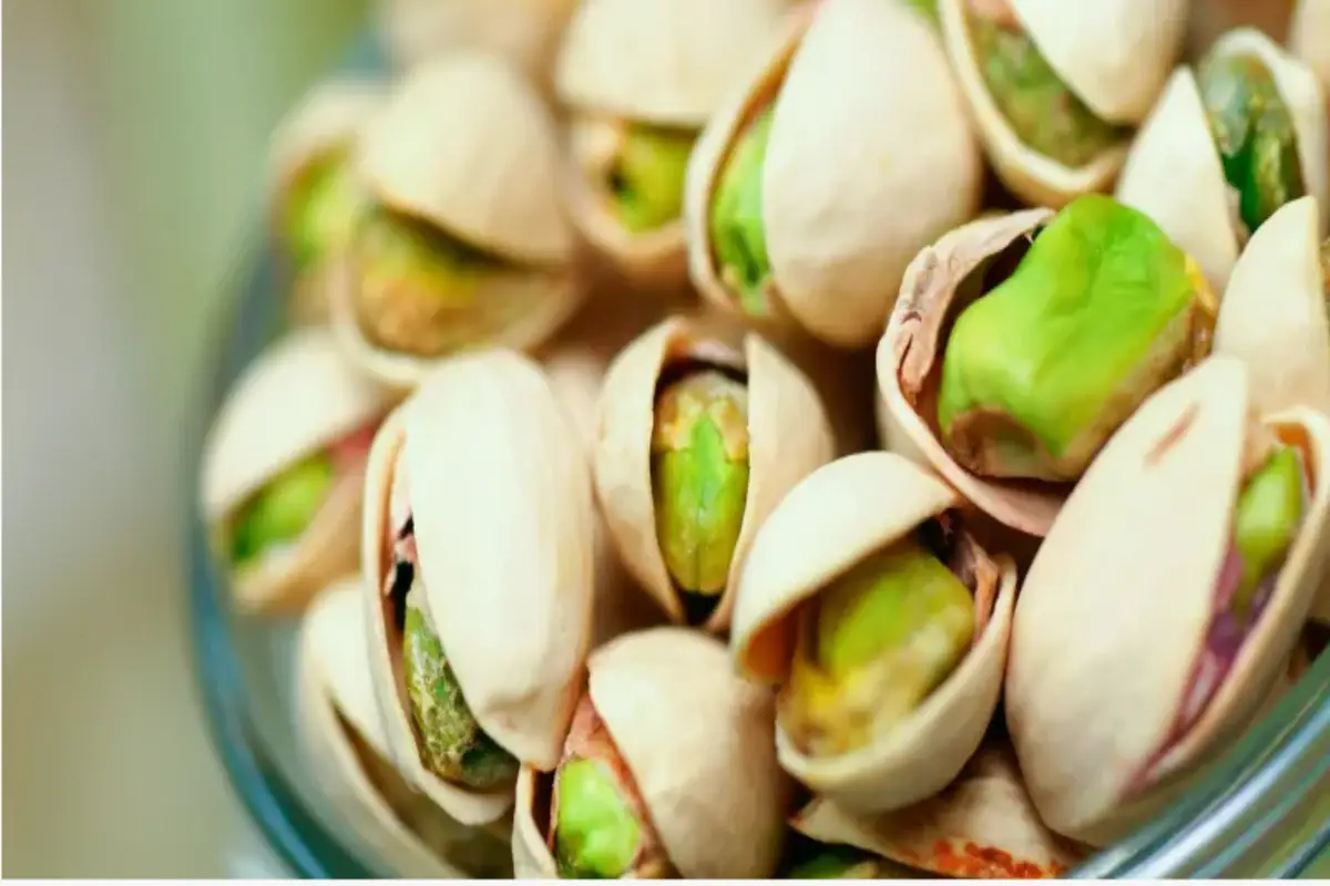 why are pistachios green